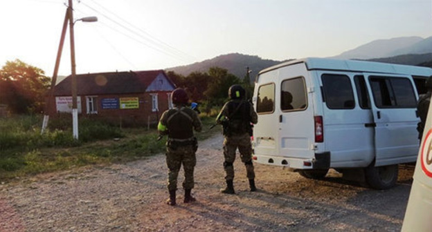 Law enforcers. Photo: http://nac.gov.ru/nakmessage/2015/08/04/v-ingushetii-neitralizovana-gruppa-iz-vosmi-boevikov-igil.html Law enforcers. Photo: http://nac.gov.ru/nakmessage/2015/08/04/v-ingushetii-neitralizovana-gruppa-iz-vosmi-boevikov-igil.html