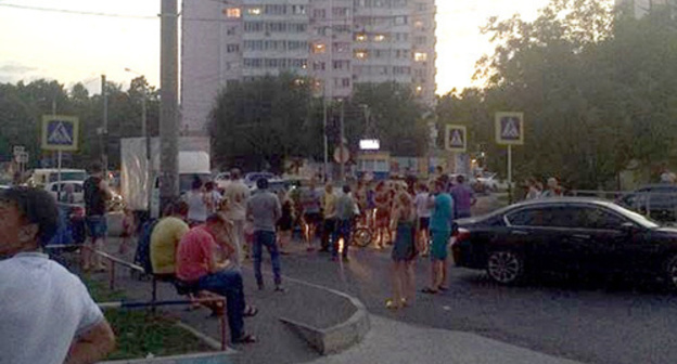 Krasnodar residents at the intersection of Sormovskaya and 30th Irkutsk Division Streets, evening of August 4. Photo from Igor Krylov’s microblog, twitter.com/Cat_number_one Krasnodar residents at the intersection of Sormovskaya and 30th Irkutsk Division Streets, evening of August 4. Photo from Igor Krylov’s microblog, twitter.com/Cat_number_one