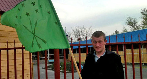 Young man holds Circassian flag. Photo by Asya Kopayeva for the ‘Caucasian Knot’. Young man holds Circassian flag. Photo by Asya Kopayeva for the ‘Caucasian Knot’.