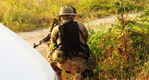 Law enforcer takes part in special operation. Photo: http://nac.gov.ru/nakmessage/2015/08/04/v-ingushetii-neitralizovana-gruppa-iz-vosmi-boevikov-igil.html