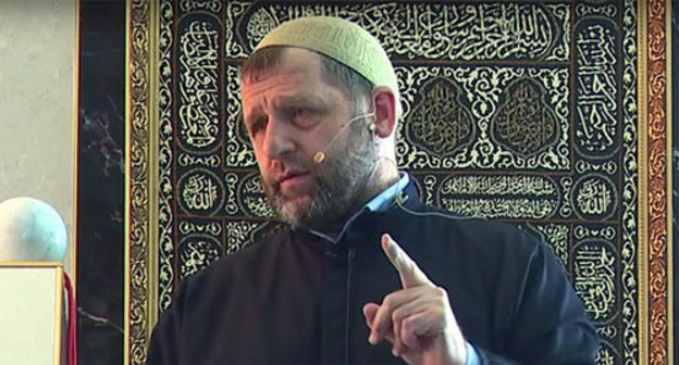 Khamzat Chumakov. Screenshot from the video of Khamzat Chumakov’s sermon (Khutba, July 31, 2015), http://ingislam.ru/video/homilies/homily_442.html