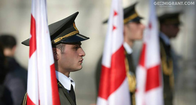 Serviceman under the flag of Georgia. Photo: http://www.geomigrant.com/2015/08/08/грузия-должна-объединиться-не-ценой-крови-а-ценой-любви-и-дружбы/ Serviceman under the flag of Georgia. Photo: http://www.geomigrant.com/2015/08/08/грузия-должна-объединиться-не-ценой-крови-а-ценой-любви-и-дружбы/
