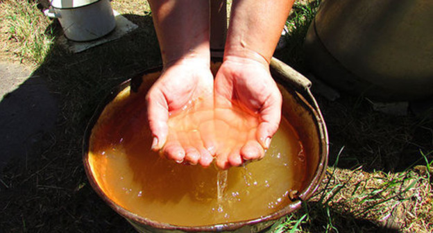 Water in the palms. Photo by Vyacheslav Yaschenko for the ‘Caucasian Knot’. 
