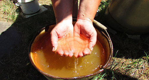 Water in the palms. Photo by Vyacheslav Yaschenko for the ‘Caucasian Knot’. Water in the palms. Photo by Vyacheslav Yaschenko for the ‘Caucasian Knot’.