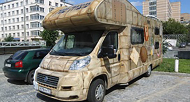 Cars of 4th Jewish ethnographic expedition. Photo: http://nazaccent.ru/content/tag/мицва-мобили/ Cars of 4th Jewish ethnographic expedition. Photo: http://nazaccent.ru/content/tag/мицва-мобили/