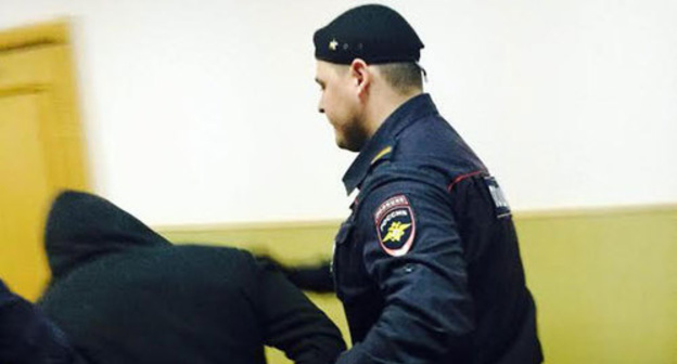 Police officer escorts one of the defendants in Boris Nemtsov murder case to the courtroom. Photo by Yulia Buslavskaya for the ‘Caucasian Knot’ Police officer escorts one of the defendants in Boris Nemtsov murder case to the courtroom. Photo by Yulia Buslavskaya for the ‘Caucasian Knot’