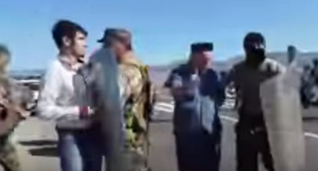Policemen disperse residents of Korkmaskala village who blocked the highway in Dagestan, August 11, 2015. Screenshot from the video posted by the user Video of Dagestan, http://www.youtube.com/watch?v=2sbsXSLH4Ik Policemen disperse residents of Korkmaskala village who blocked the highway in Dagestan, August 11, 2015. Screenshot from the video posted by the user Video of Dagestan, http://www.youtube.com/watch?v=2sbsXSLH4Ik