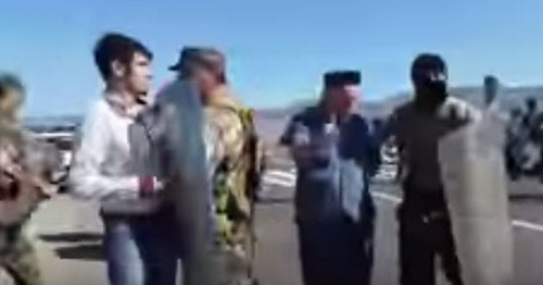 Policemen disperse residents of Korkmaskala village who blocked the highway in Dagestan, August 11, 2015. Screenshot from the video posted by the user Video of Dagestan, http://www.youtube.com/watch?v=2sbsXSLH4Ik 