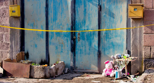 Toys and candles at the gates of the Avetisyans’ house. Gyumri, January 20, 2015. Photo by Narek Tumasyan for the ‘Caucasian Knot’. Toys and candles at the gates of the Avetisyans’ house. Gyumri, January 20, 2015. Photo by Narek Tumasyan for the ‘Caucasian Knot’.
