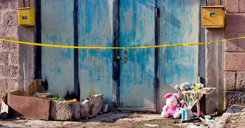 Toys and candles at the gates of the Avetisyans’ house. Gyumri, January 20, 2015. Photo by Narek Tumasyan for the ‘Caucasian Knot’. Toys and candles at the gates of the Avetisyans’ house. Gyumri, January 20, 2015. Photo by Narek Tumasyan for the ‘Caucasian Knot’.