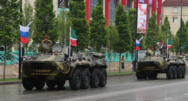Military vehicles in Grozny streets, May 9, 2015. Photo by Magomed Magomedov for the ‘Caucasian Knot’. Military vehicles in Grozny streets, May 9, 2015. Photo by Magomed Magomedov for the ‘Caucasian Knot’.