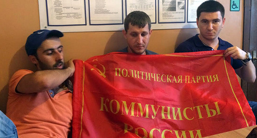 Communists of Russian in Sochi police department for the Central District, Gorky street, 60. Photo: Mikhail Abramyan. Communists of Russian in Sochi police department for the Central District, Gorky street, 60. Photo: Mikhail Abramyan.