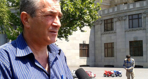 Gagik Sarukhanyan, organizer of the picket in support of Volodya Avetisyan, Yerevan, July 28, 2015. Photo by Armine Martirosyan for the ‘Caucasian Knot’. Gagik Sarukhanyan, organizer of the picket in support of Volodya Avetisyan, Yerevan, July 28, 2015. Photo by Armine Martirosyan for the ‘Caucasian Knot’.