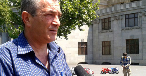 Gagik Sarukhanyan, organizer of the picket in support of Volodya Avetisyan, Yerevan, July 28, 2015. Photo by Armine Martirosyan for the ‘Caucasian Knot’. Gagik Sarukhanyan, organizer of the picket in support of Volodya Avetisyan, Yerevan, July 28, 2015. Photo by Armine Martirosyan for the ‘Caucasian Knot’.