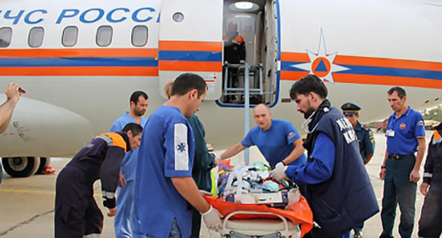 Wounded taken to the Ministry of Emergency plane. Photo: http://www.05.mchs.gov.ru/pressroom/news/item/3018899/ Wounded taken to the Ministry of Emergency plane. Photo: http://www.05.mchs.gov.ru/pressroom/news/item/3018899/