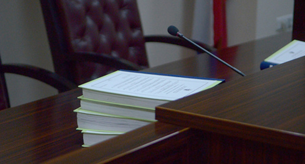 The evidence on the judges' table in the courtroom. Photo by Oleg Pchyolov for the "Caucasian Knot"