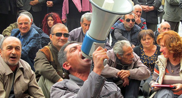 The participants of the "Nairit" workers sitting strike. Yerevan, May 14, 2015. Photo by Tigran Petrosyan for the "Caucasian Knot"