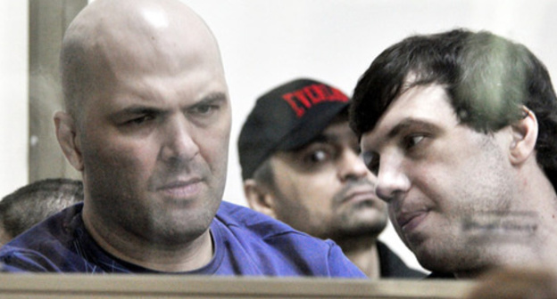 Akhmedov brothers, Abdulmazhid (to the left) and Shamsutdin, on the bar behind the bulletproof glass. The defendant Murad Aliev is in the background. Photo by Oleg Pchyolov for the "Caucasian Knot"