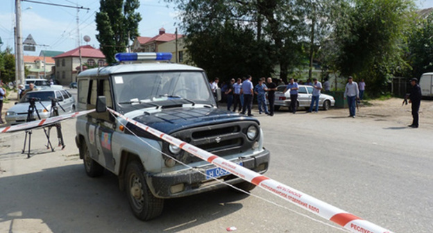 Dagestani police car at the crime spot. Photo: https://www.public.riadagestan.ru/news/investigation_and_courts/vyemka_dokumentov_v_dagestanskikh_ognyakh_svyazana_s_rassledovaniem_dela_o_krupnom_moshennichestve/