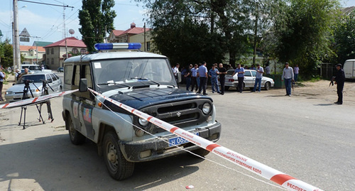 Dagestani police car at the crime spot. Photo: https://www.public.riadagestan.ru/news/investigation_and_courts/vyemka_dokumentov_v_dagestanskikh_ognyakh_svyazana_s_rassledovaniem_dela_o_krupnom_moshennichestve/ Dagestani police car at the crime spot. Photo: https://www.public.riadagestan.ru/news/investigation_and_courts/vyemka_dokumentov_v_dagestanskikh_ognyakh_svyazana_s_rassledovaniem_dela_o_krupnom_moshennichestve/