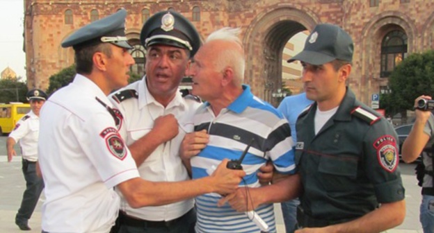 Akop Nazaryan, a pensioner, surrounded by the policemen during the protest action. Yerevan, August 21, 2015. Photo by Tigran Petrosyan for the "Caucasian Knot" Akop Nazaryan, a pensioner, surrounded by the policemen during the protest action. Yerevan, August 21, 2015. Photo by Tigran Petrosyan for the "Caucasian Knot"