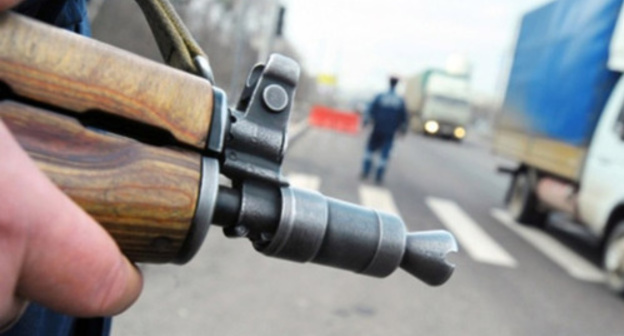 Gunpoint. Photo: http://rukavkaz.ru/LoadedImages/2015/08/17/ubit_sotrudnik_politsii_w600_h450.jpg Gunpoint. Photo: http://rukavkaz.ru/LoadedImages/2015/08/17/ubit_sotrudnik_politsii_w600_h450.jpg