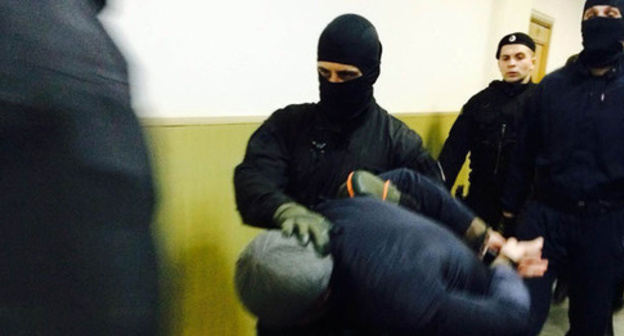 The defendant Tamerlan Eskerkhanov is led to the courtroom. March 2015. Photo by Yuliya Buslavskaya for the "Caucasian Knot" The defendant Tamerlan Eskerkhanov is led to the courtroom. March 2015. Photo by Yuliya Buslavskaya for the "Caucasian Knot"