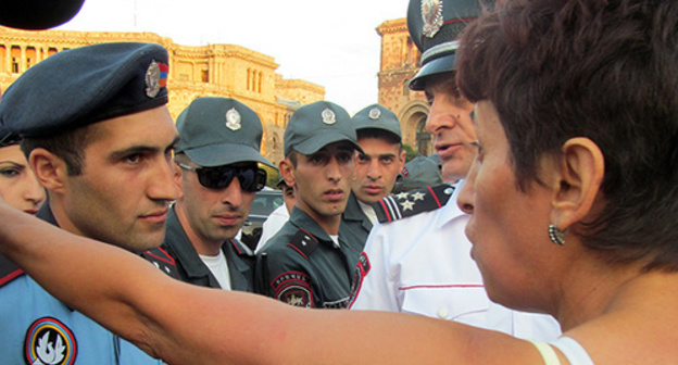 The participant of the protest action talks to the policemen, Yerevan, August 21, 2015. Photo by Tigran Petrosyan for the "Caucasian Knot" The participant of the protest action talks to the policemen, Yerevan, August 21, 2015. Photo by Tigran Petrosyan for the "Caucasian Knot"