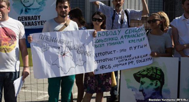 Picket in support of Oleg Sentsov and Alexander Kolchenko (Kiev, August 25, 2015). Photo: Stanislav Yurchenko, http://www.svoboda.org/content/article/27208250.html Picket in support of Oleg Sentsov and Alexander Kolchenko (Kiev, August 25, 2015). Photo: Stanislav Yurchenko, http://www.svoboda.org/content/article/27208250.html
