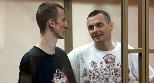 Oleg Sentsov (to the right) and Alexander Kolchenko in the courtroom. Photo by Anton Naumlyuk, http://www.svoboda.org/media/photogallery/27209166.html Oleg Sentsov (to the right) and Alexander Kolchenko in the courtroom. Photo by Anton Naumlyuk, http://www.svoboda.org/media/photogallery/27209166.html