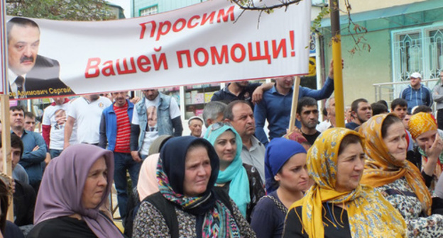 Residents of Buynaksk on a rally. Photo by Patimat Makhmudova for the "Caucasian Knot" Residents of Buynaksk on a rally. Photo by Patimat Makhmudova for the "Caucasian Knot"
