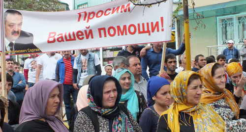 Residents of Buynaksk on a rally. Photo by Patimat Makhmudova for the "Caucasian Knot" Residents of Buynaksk on a rally. Photo by Patimat Makhmudova for the "Caucasian Knot"