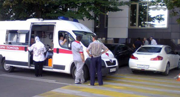 Ambulance car helps one of the hunger-strikers Fyodor Shabanov in front of the Prosecutor's Office of the Krasnodar Territory. Photo by Svetlana Kravchenko Ambulance car helps one of the hunger-strikers Fyodor Shabanov in front of the Prosecutor's Office of the Krasnodar Territory. Photo by Svetlana Kravchenko