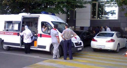 Ambulance car helps one of the hunger-strikers Fyodor Shabanov in front of the Prosecutor's Office of the Krasnodar Territory. Photo by Svetlana Kravchenko Ambulance car helps one of the hunger-strikers Fyodor Shabanov in front of the Prosecutor's Office of the Krasnodar Territory. Photo by Svetlana Kravchenko