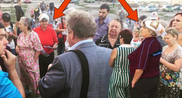 Collage of the meeting of Sergey Obukhov, an MP of the Russian State Duma from the Communist Party of the Russian Federation (CPRF), with residents of Krasnodar. Photo: https://meduza.io/shapito/2015/08/27/kommunist-pririsoval-lyudey-k-fotootchetu-o-vstreche-s-izbiratelyami?row=2&column=3-3 Collage of the meeting of Sergey Obukhov, an MP of the Russian State Duma from the Communist Party of the Russian Federation (CPRF), with residents of Krasnodar. Photo: https://meduza.io/shapito/2015/08/27/kommunist-pririsoval-lyudey-k-fotootchetu-o-vstreche-s-izbiratelyami?row=2&column=3-3