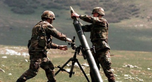 Soldiers on the front line prepare a 82-mm mortar for the shelling. Photo: http://haqqin.az/news/51482 Soldiers on the front line prepare a 82-mm mortar for the shelling. Photo: http://haqqin.az/news/51482