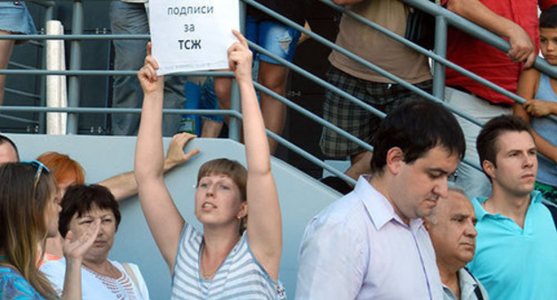 The residents of the 19-storey No. 10A building in Eighth Air Force Army Street in Volgograd received cold water after the protest action. Volgograd, August 10, 2015. Photo by Tatyana Filimonova for the "Caucasian Knot" The residents of the 19-storey No. 10A building in Eighth Air Force Army Street in Volgograd received cold water after the protest action. Volgograd, August 10, 2015. Photo by Tatyana Filimonova for the "Caucasian Knot"