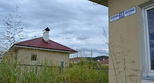 House for resettlers in Vesyoloe-Psou neighbourhood, Adler District of Sochi. Photo by Svetlana Kravchenko for the ‘Caucasian Knot’. House for resettlers in Vesyoloe-Psou neighbourhood, Adler District of Sochi. Photo by Svetlana Kravchenko for the ‘Caucasian Knot’.
