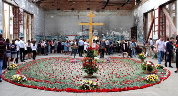 Communion Service in the gym of School No. 1 in Beslan. Photo by Emma Marzoeva. Communion Service in the gym of School No. 1 in Beslan. Photo by Emma Marzoeva.