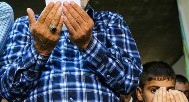 Man performing namaz. Photo by Aziz Karimov for the ‘Caucasian Knot’. Man performing namaz. Photo by Aziz Karimov for the ‘Caucasian Knot’.