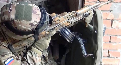 Law enforcer during special operation. Photo: http://nac.gov.ru/nakmessage/2015/04/02/v-khasavyurte-neitralizovan-glavar-kizlyarskoi-bandgruppy.html Law enforcer during special operation. Photo: http://nac.gov.ru/nakmessage/2015/04/02/v-khasavyurte-neitralizovan-glavar-kizlyarskoi-bandgruppy.html