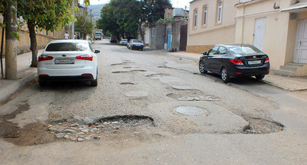 Road in Aidynbekova street, Derbent, August 16, 2015. Photo by Patimat Makhmudova for the ‘Caucasian Knot’. Road in Aidynbekova street, Derbent, August 16, 2015. Photo by Patimat Makhmudova for the ‘Caucasian Knot’.