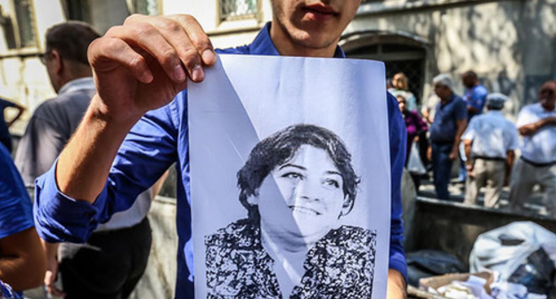 Portrait of Khadija Ismayilova in front of the court building where trial of Ismayilova is taking place. Photo by Aziz Karimov for the ‘Caucasian Knot’. Portrait of Khadija Ismayilova in front of the court building where trial of Ismayilova is taking place. Photo by Aziz Karimov for the ‘Caucasian Knot’.
