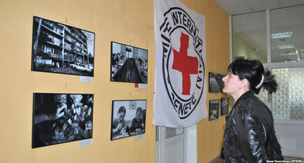 Photos and flag of the International Committee of the Red Cross. Zhanna Yanovskaya, RFE/RL Photos and flag of the International Committee of the Red Cross. Zhanna Yanovskaya, RFE/RL