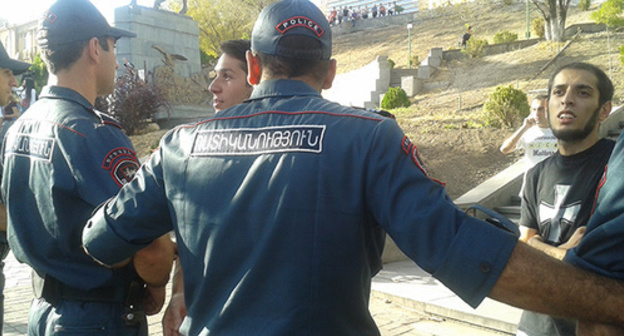 Police cordon during protest action on September 1, 2015. Photo by Armine Martirosyan for the ‘Caucasian Knot’. Police cordon during protest action on September 1, 2015. Photo by Armine Martirosyan for the ‘Caucasian Knot’.