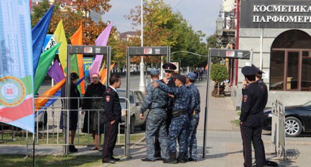 Law enforcers, Grozny. Photo by Magomed Magomedov for the ‘Caucasian Knot’. Law enforcers, Grozny. Photo by Magomed Magomedov for the ‘Caucasian Knot’.