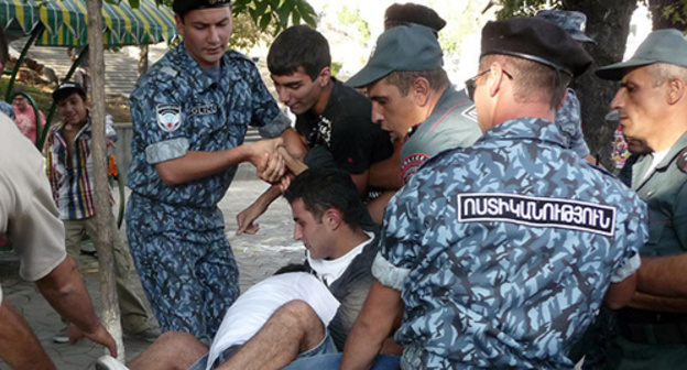 Policemen take protesters away, September 1, 2015. Photo by Armine Martirosyan for the ‘Caucasian Knot’. Policemen take protesters away, September 1, 2015. Photo by Armine Martirosyan for the ‘Caucasian Knot’.