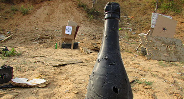 Shooting targets at the bottom of the sand quarry near Gumrak settlement of Volgograd. Photo by Vyacheslav Yaschenko for the ‘Caucasian Knot’. Shooting targets at the bottom of the sand quarry near Gumrak settlement of Volgograd. Photo by Vyacheslav Yaschenko for the ‘Caucasian Knot’.