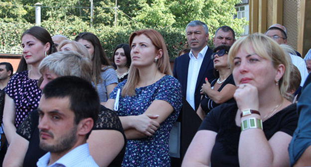 At the mourning events in memory of Beslan terror act victims, September 3, 2015. Photo by Emma Marzoeva for the ‘Caucasian Knot’. At the mourning events in memory of Beslan terror act victims, September 3, 2015. Photo by Emma Marzoeva for the ‘Caucasian Knot’.