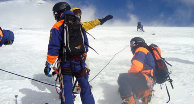 Rescuers in the mountains of Kabardino-Balkarian Republic. Photo: http://www.mchsmedia.ru/newsline/item/6466849/ Rescuers in the mountains of Kabardino-Balkarian Republic. Photo: http://www.mchsmedia.ru/newsline/item/6466849/